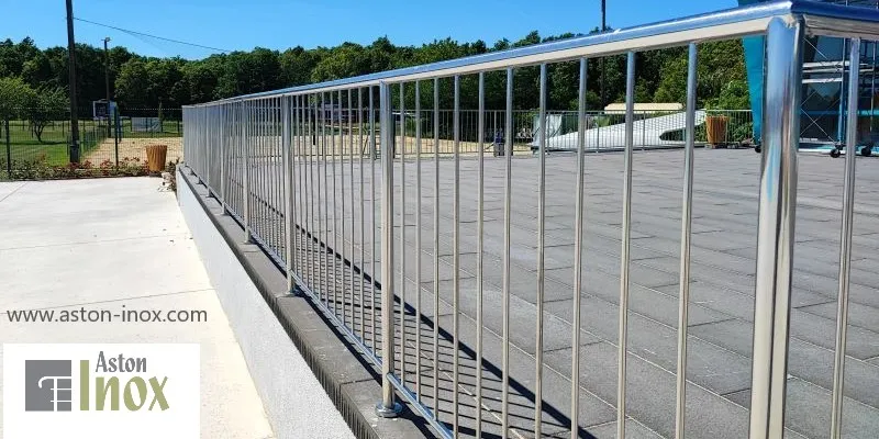 inox ograda za balkon sa okomitim ispunama